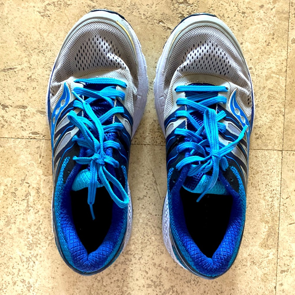 Woman’s Saucony Omni 16 running sneakers